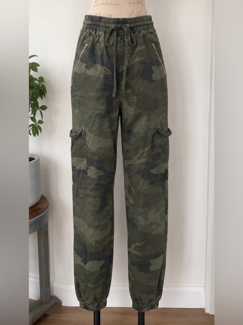 Hollister Ultra High-Rise Camo Cargo Joggers – Women’s XS - Picture 2 of 6